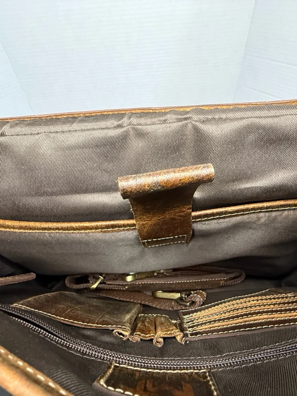 MT Distressed Brown Leather Messenger Bag Briefcase Laptop Satchel Unisex